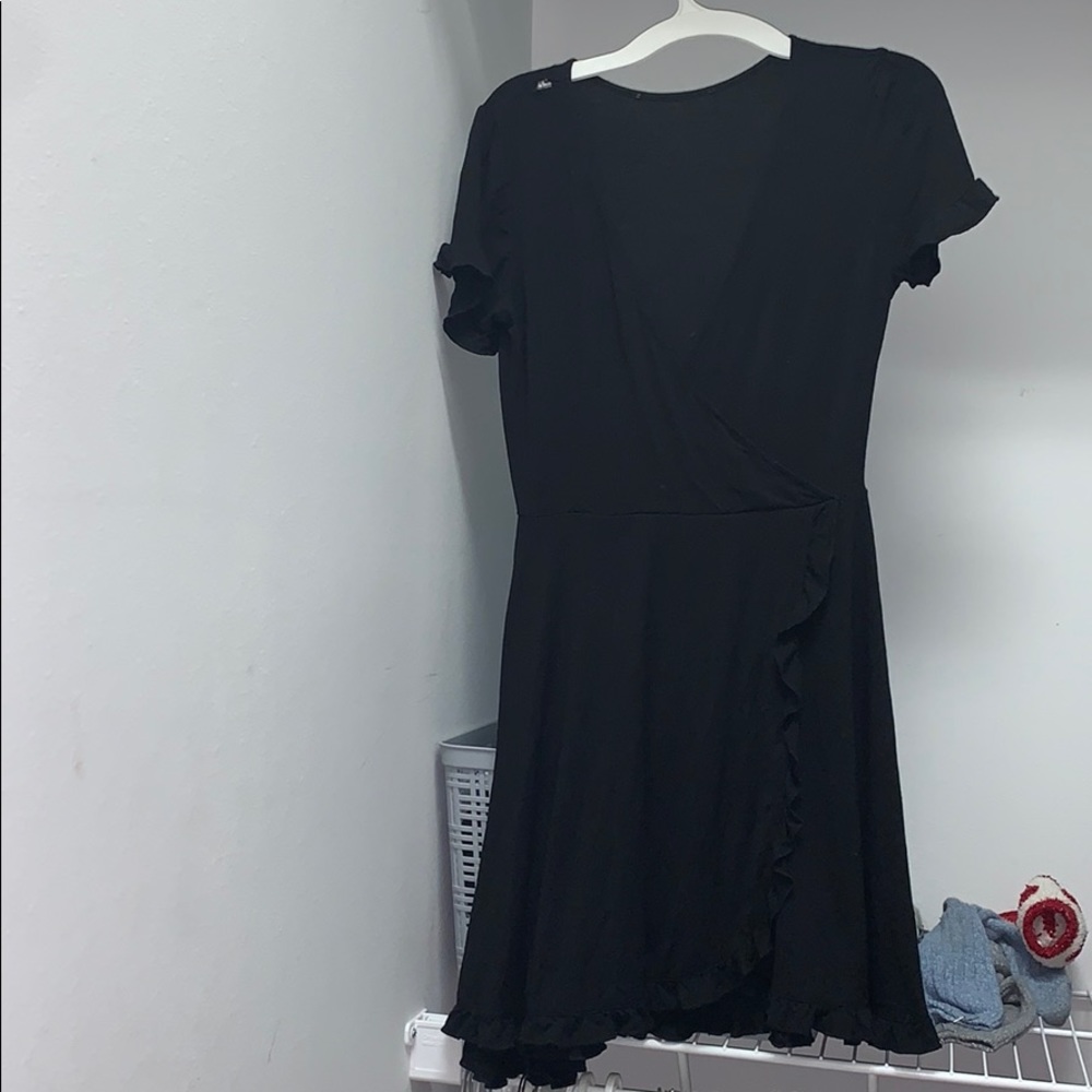very cute v cut dress with HOLE where tag was!!